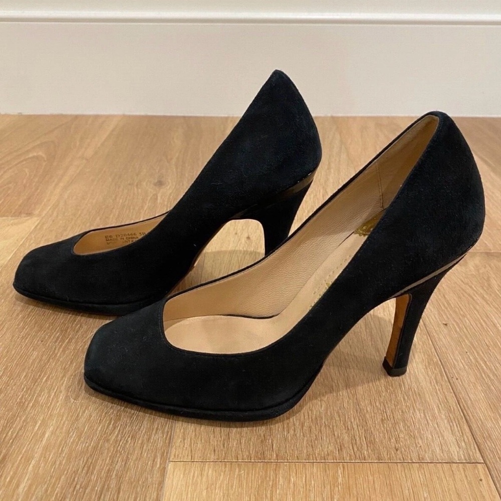 Cole Haan Women's Black Suede Pump - pre-owned in great condition - size 9.5